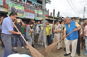 The Governor of Arunachal Pradesh Shri P.B. Acharya participating in the cleanliness drive at Daporijo, District Upper Subansiri organised by the District Administration on 29th June 2017.